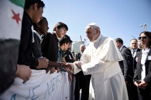 Papa Francesco sull'Isola di Lesbo, Grecia. Nella foto: Papa Francesco saluta i migranti del centro di detenzione di Moria il 16 aprile 2016