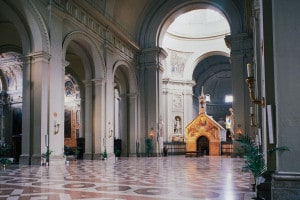 L'interno della Basilica di Santa Maria degli Angeli e La Porziuncola (Assisi)