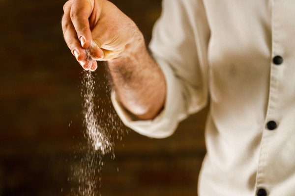 To take something with a pinch of salt: cosa significa in inglese?