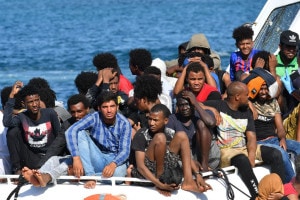 Migranti provenienti dalla Tunisia e dalla Libia arrivano a bordo di una nave della Guardia Costiera italiana sull'isola delle Pelagie, Lampedusa, il 1 agosto 2020