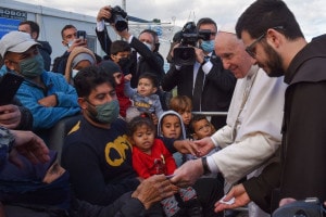 Papa Francesco saluta i rifugiati al Reception and Identification Centre, sull'isola di Lesbo, il 5 dicembre 2021