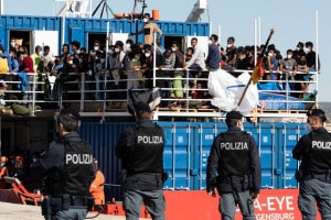 Lo sbarco di 414 migranti (tra questi 150 minori) al porto di Pozzallo, Sicilia. I migranti sono sbarcati dalla nave Sea-Eye 4 della Ong tedesca