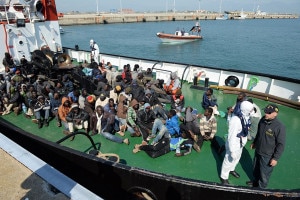 I sopravvissuti al naufragio di una barca arrivano il 15 aprile 2015 a bordo della petroliera Maria Bottiglieri al porto di Corigliano Calabro
