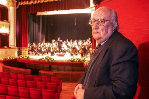 Andrea Camilleri al Teatro Regina Margherita di Racalmuto (Agrigento, Sicilia), 13 febbraio 2003. Lo scrittore siciliano è stato direttore artistico del teatro di Racalmuto