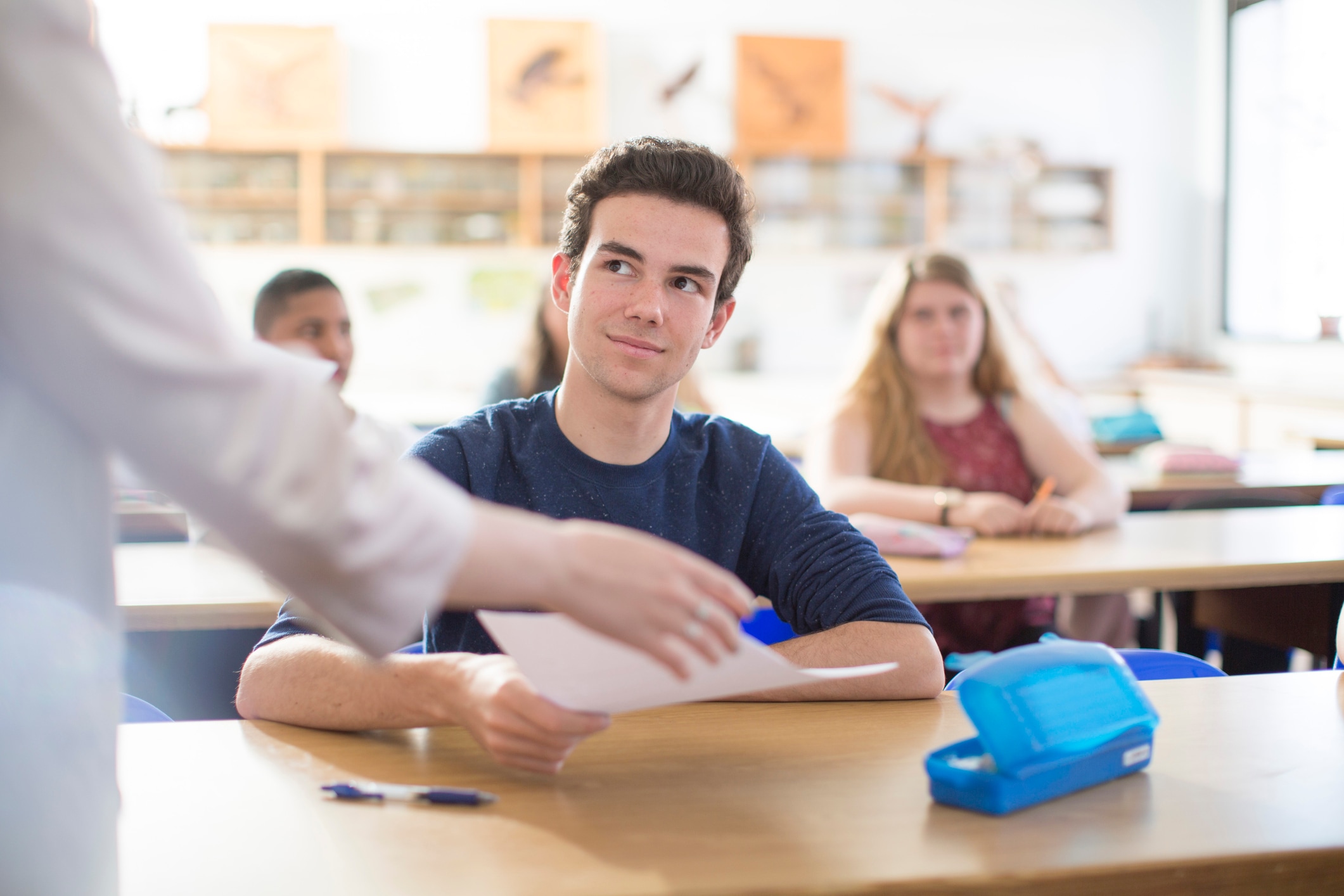 High school student. Оценить студентов. Студент улыбается в тесте. Стипендия в школе. Студент получил пятерку.