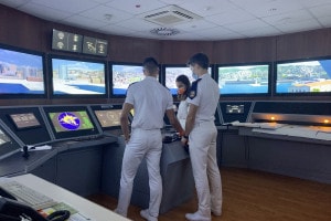 Ragazzi dell'ITS dell'Accademia della Marina Mercantile al simulatore