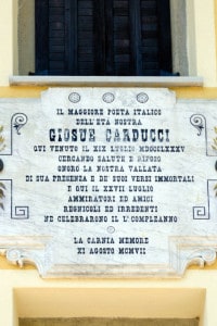 La targa commemorativa di Giosuè Carducci dedicata dal comune di Arta Terme (Friuli Venezia Giulia) nell'anno della sua morte