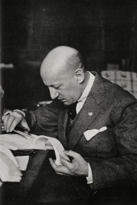 Il poeta Gabriele d'Annunzio nel suo studio al Vittoriale degli Italiani