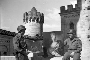 Soldati americani con due dei preziosi dipinti ritrovati in un enorme deposito nel castello di Neuschwanstein, Germania. I dipinti furono rubati dai nazisti durante la seconda guerra mondiale
