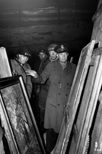 Eisenhower, Bradley e Patton ispezionano le opere d'arte rubate dai nazisti e nascoste in una miniera di sale tedesca. 12 aprile 1945