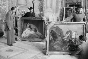 Rodolfo Siviero (a sinistra) e il recupero delle opere d'arte. Nella foto, Siviero esamina uno dei 36 dipinti restituiti dalla Germania