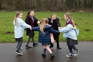 Marzo 2021: un gruppo di bambini torna a far lezione in una scuola elementare del Galles