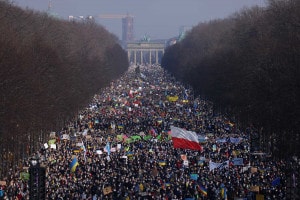Mezzo milione di persone in piazza a Berlino a sostegno dell'Ucraina. Domenica 27 febbraio 2022