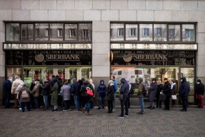 File al bancomat in Russia: i cittadini si affrettano a prelevare i risparmi per timore delle sanzioni