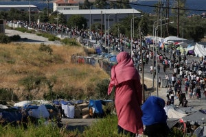 Migranti rimasti senza casa nel campo profughi di Lesbo dopo l'incendio del 2020