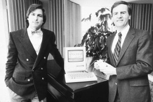 Steve Jobs e John Sculley posano con il nuovo personal computer Macintosh, New York City, 16 gennaio 1984