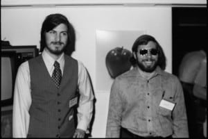 Steve Jobs (a sinistra) e Steve Wozniak: co-fondatori di Apple Computer. San Francisco, California 1977