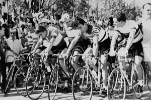 Il ciclista italiano Fausto Coppi partecipa a una gara ciclistica in Burkina Faso, dicembre 1959