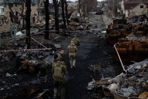 Soldati ucraini nelle strade di Bucha dopo il passaggio dell'esercito russo