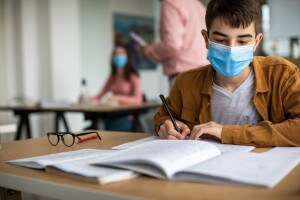 Stop alle mascherine in classe dal 1 maggio: la proposta