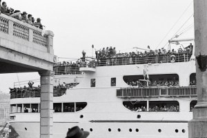 La nave italiana Conte Grande piena di emigranti italiani in partenza da Genova per l'Argentina. 1 febbraio 1952