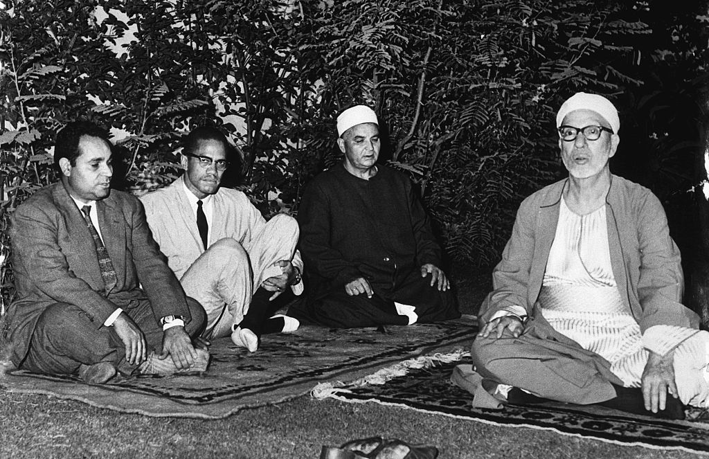 Malcolm X il secondo da sinistra incontra lo sceicco Abdel Rahman Tag a destra il futuro rettore di Al Azhar lunica universit musulmana al mondo