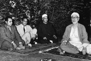 Malcolm X (il secondo da sinistra) incontra lo sceicco Abdel Rahman Tag (a destra), il futuro rettore di Al Azhar, l'unica università musulmana al mondo