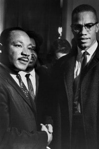 Il breve e unico incontro tra Malcolm X (1925-1965) e Martin Luther King (1929-1968) nelle sale del Campidoglio degli Stati Uniti, 1964