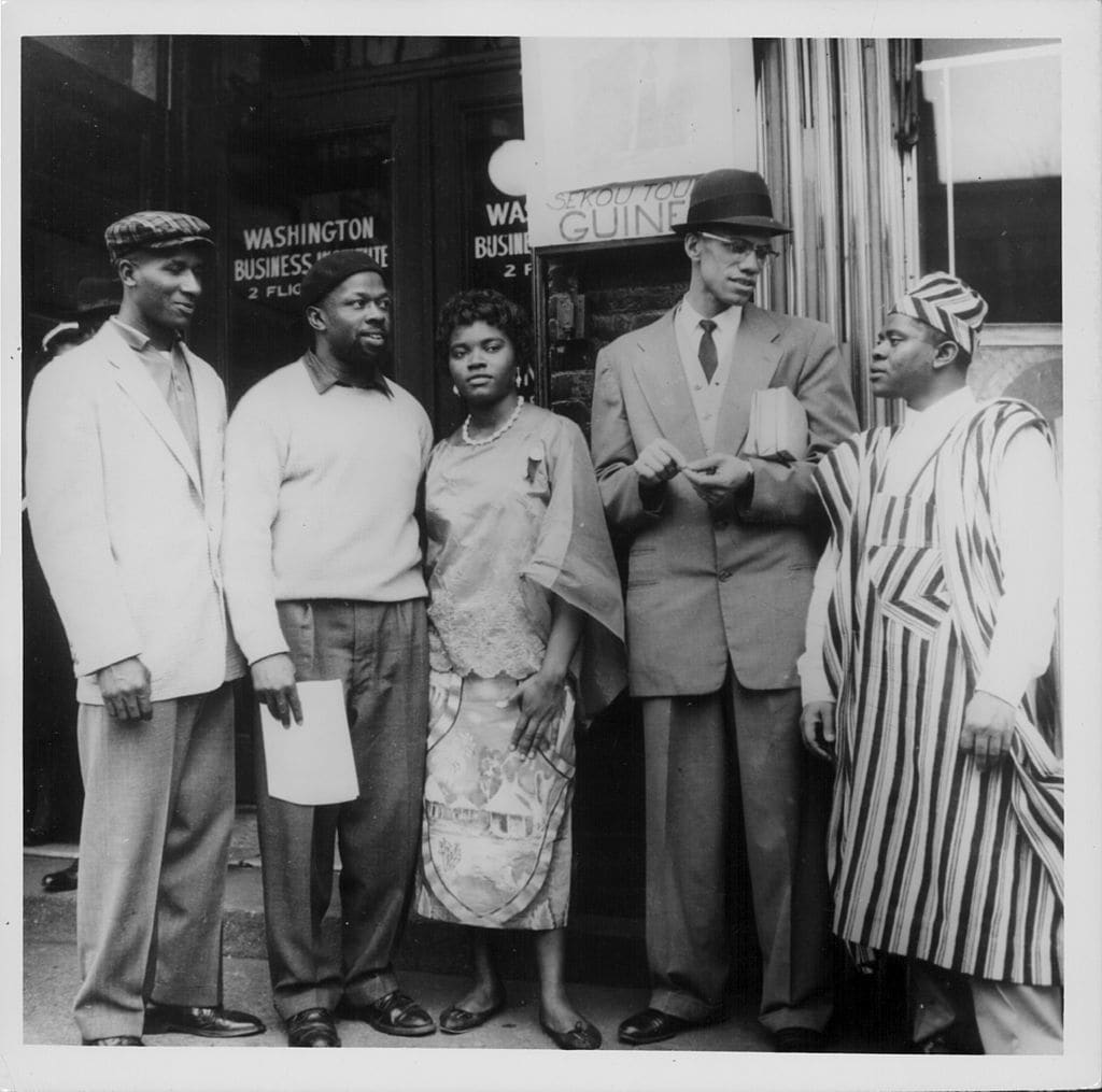 Lattivista per i diritti umani Malcolm X parla con gli studenti nigeriani e locali afroamericani ad Harlem New York 1960-1965