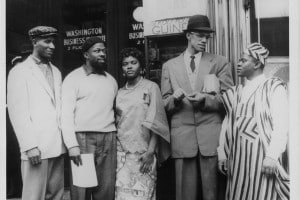 L'attivista per i diritti umani Malcolm X parla con gli studenti nigeriani e locali afroamericani ad Harlem, New York (1960-1965)
