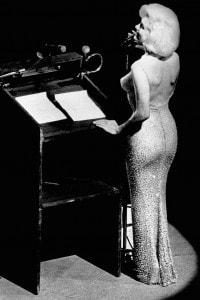 L'attrice Marilyn Monroe canta "Happy Birthday" al presidente John F. Kennedy al Madison Square Garden, per il suo 45esimo compleanno