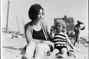 Norma Jeane Baker, in arte Marilyn Monroe (1926-1962), sulla spiaggia con sua madre Gladys Pearl Monroe, intorno al 1929