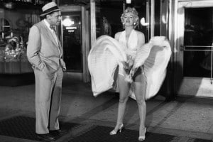 Tom Ewell e Marilyn Monroe in una scena del film "The Seven Year Itch" (Quando la moglie è in vacanza)