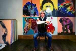 Andy Warhol e i dipinti "Specie in via di estinzione" nel suo studio, la Factory, a Union Square, New York, 12 aprile 1983