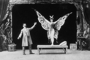 Nella foto, il primo direttore della fotografia francese Georges Méliès interpreta il ruolo di un mago