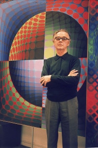 Victor Vasarely (1908-1997) in posa davanti a uno dei suoi dipinti "Optical art", 1978