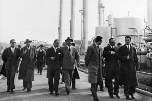 Enrico Mattei con un gruppo di parlamentari della commissione per l'industria e il commercio, in visita a un cantiere di navi cisterna a Cortemaggiore, nel nord Italia, il 19 ottobre 1956