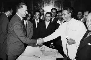 Firma dell'accordo petrolifero tra Marocco e Italia con (da sinistra a destra) Enrico Mattei e il signor Bouabid, ministro dell'Economia marocchino, il 26 luglio 1958 in Italia