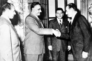 La stretta di mano fra il presidente egiziano Abdel Nasser e il presidente dell'ENI Enrico Mattei. Il Cairo, circa 1962