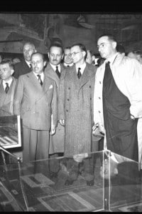 Una foto di Enrico Mattei con Alcide De Gasperi a Milano negli anni '50