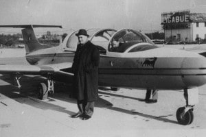 Il presidente dell'Eni Enrico Mattei davanti al suo aereo con il simbolo dell'Agip, in una foto d'archivio