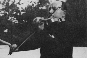 Benito Mussolini al violino