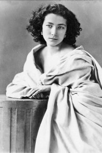 Le sperimentazioni fotografiche di Nadar erano innumerevoli: una delle fotografie più famose di Nadar è il ritratto dell’attrice francese Sarah Bernhardt (1865)