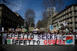 Manifestazione organizzata dal movimento "Fridays For Future" contro l'inazione del governo nei confronti del cambiamento climatico e inquinamento ambientale. Torino, 25-03-2022