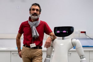 Giorgio Metta, 21 maggio 2020: il direttore scientifico dell'Istituto Italiano di Tecnologia e il robot umanoide, R1, progettato per operare in ambienti domestici e professionali