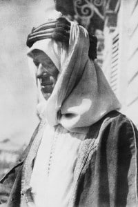 Nella foto, l'ufficiale dell'esercito britannico T.E. Lawrence indossa una kefiah araba a Damasco (Siria, 1918 circa)