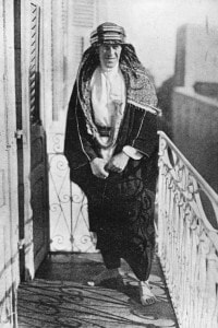 Lawrence d'Arabia sul balcone del governatore a Gerusalemme. Si unì alla Rivolta araba contro l'Impero Ottomano durante la prima guerra mondiale