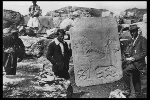 L'archeologo britannico Leonard Woolley (a destra) e Lawrence d'Arabia a Karkemish con un bassorilievo ittita in basalto. Turchia, 1913