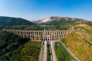 L'Acquedotto Carolino progettato da Luigi Vanvitelli fornisce l'approvvigionamento idrico alla Reggia di Caserta