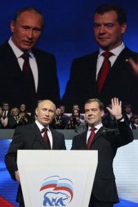 Dmitry Medvedev e Vladimir Putin partecipano a un Congresso del partito della Russia Unita a Mosca il 27 novembre 2011